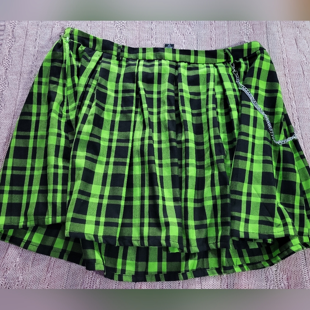 Hot Topic Plaid Green Skirt with Chain Size 3 - Picture 7 of 16